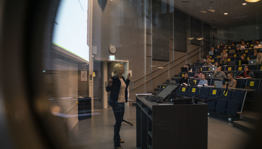 Det må være mulig å fylle opp auditoriene ved landets universiteter og høgskoler på en forsvarlig måte flere ganger i døgnet enn nå, til tross for koronapandemien, mener redaktør Tove Lie. Her er bilde fra en forelesning ved OsloMet i august i år. Det må være mulig å fylle opp auditoriene ved landets universiteter og høgskoler på en forsvarlig måte flere ganger i døgnet enn nå, til tross for koronapandemien, mener redaktør Tove Lie. Her er bilde fra en forelesning ved OsloMet i august i år.