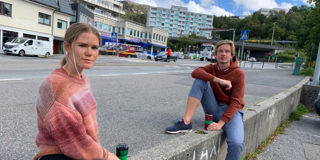 Anna Iden (25) og Vetle Lunde (24) går siste år på masterstudiet ved Norges Handelshøyskole. — En kjip inngang på siste året, men det er viktig at skolen får kontroll på smitten, sier de to. Anna Iden (25) og Vetle Lunde (24) går siste år på masterstudiet ved Norges Handelshøyskole. — En kjip inngang på siste året, men det er viktig at skolen får kontroll på smitten, sier de to.
