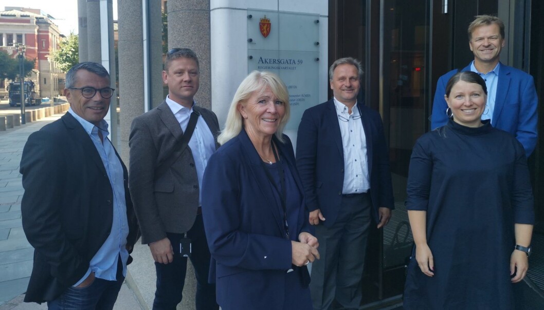 Lønnsforhandlingene i staten startet tirsdag. Dette er Unios delegasjon, fra venstre: Atle Gullestad (Unio), Roar Fosse (Politiets Fellesorganisasjon), Jorunn Solgaard (Forskerforbundet), Klemet Rønning-Aaby (Unio), Guro Elisabeth Lind (Forskerforbundet/forhandlingsleder Unio) og Sigve Bolstad (Unio). Lønnsforhandlingene i staten startet tirsdag. Dette er Unios delegasjon, fra venstre: Atle Gullestad (Unio), Roar Fosse (Politiets Fellesorganisasjon), Jorunn Solgaard (Forskerforbundet), Klemet Rønning-Aaby (Unio), Guro Elisabeth Lind (Forskerforbundet/forhandlingsleder Unio) og Sigve Bolstad (Unio).
