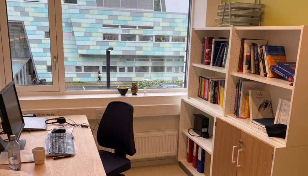 Det er flere argumenter for at cellekontorer kan være en løsning når smittevernet skal ivaretas i nye bygg, sier forskningsdirektør Stein Knardahl i Statens Arbeidsmijløinstitutt. Det er flere argumenter for at cellekontorer kan være en løsning når smittevernet skal ivaretas i nye bygg, sier forskningsdirektør Stein Knardahl i Statens Arbeidsmijløinstitutt.