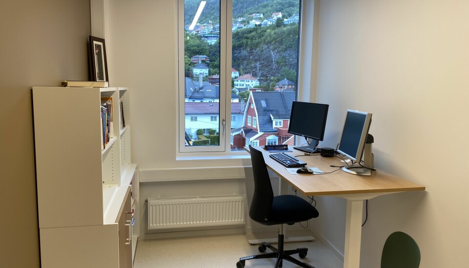 En svensk studie viser ikke forskjell i tilbøyelighet til å møte syk på jobb mellom enekontor og kontorlandskap.