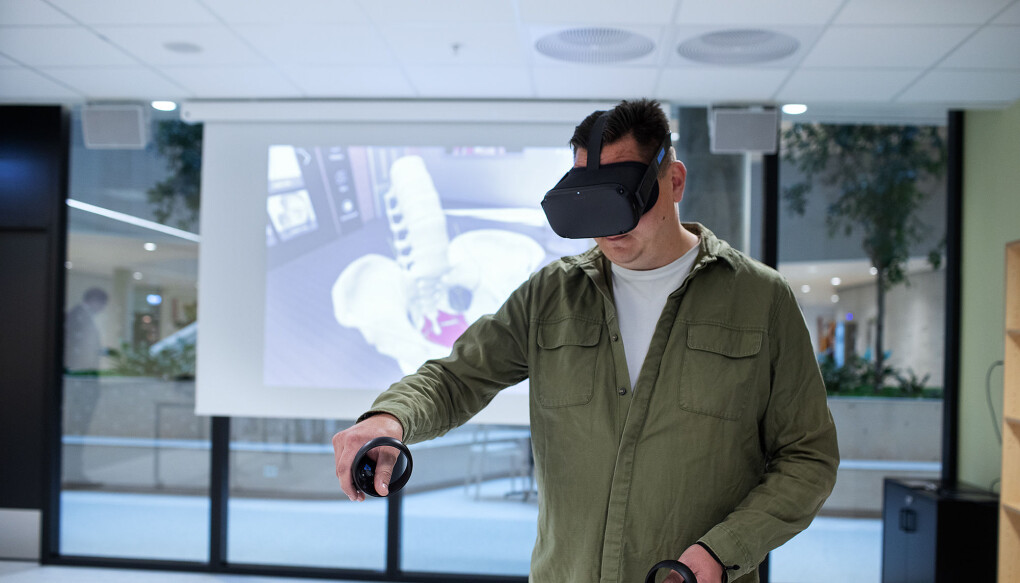 På læringslaben i HVL sitt nybygg skal ny teknologi som brukast i skule og helsevesen utforskast av studentar og ansatte. Her viser ein korleis Virtual Reality brukast i anatomilære. På læringslaben i HVL sitt nybygg skal ny teknologi som brukast i skule og helsevesen utforskast av studentar og ansatte. Her viser ein korleis Virtual Reality brukast i anatomilære.