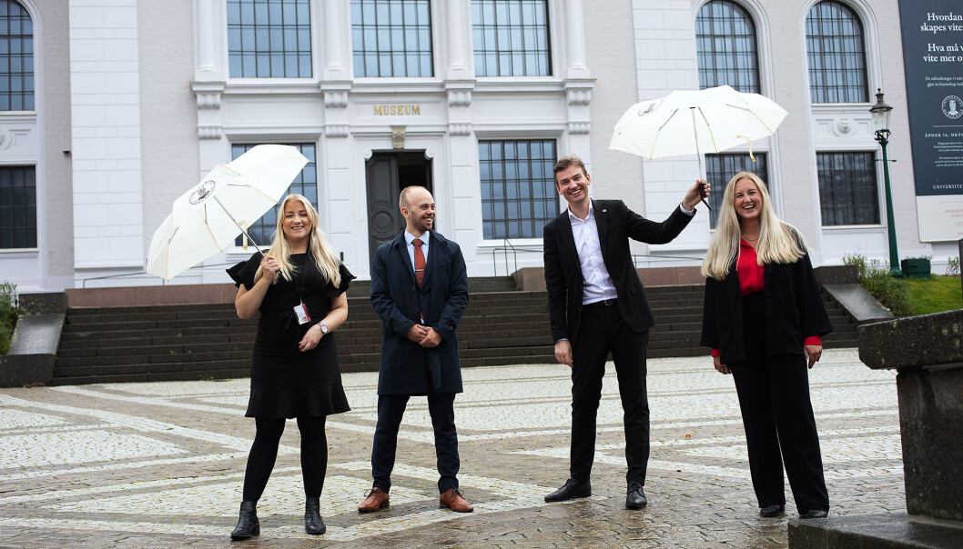 Statsråd Henrik Asheim saman med studentleiarar i Bergen. Studentpolitikarane har vore uroa for både einsemd og økonomi, og no får utdanningsinstitusjonane pengar Asheim håpar kan hjelpa. Han seier at 2021 ikkje har starta slik ein håpa på. Statsråd Henrik Asheim saman med studentleiarar i Bergen. Studentpolitikarane har vore uroa for både einsemd og økonomi, og no får utdanningsinstitusjonane pengar Asheim håpar kan hjelpa. Han seier at 2021 ikkje har starta slik ein håpa på.
