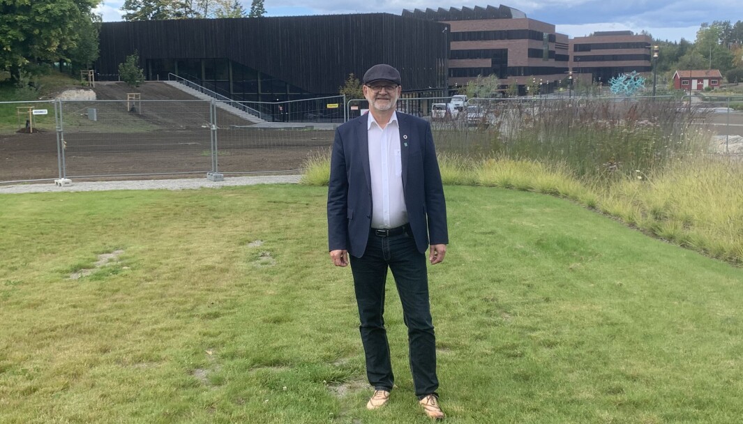 Sjur Baardsen, rektor på NMBU, gjør alt han kan for å sikre overtakelse av det nye Veterinærbygget ( i bakgrunnen) 1. november og studiestart samme sted i januar 2021. Sjur Baardsen, rektor på NMBU, gjør alt han kan for å sikre overtakelse av det nye Veterinærbygget ( i bakgrunnen) 1. november og studiestart samme sted i januar 2021.