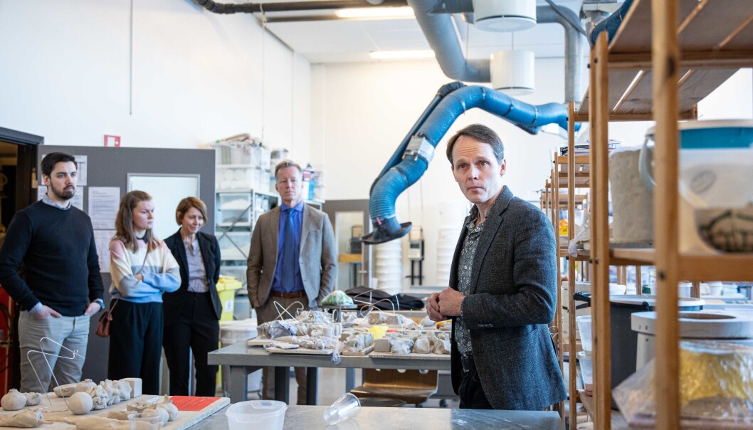 Styret ved OsloMet på omvisning i lokalene på Kjeller rett for koronakrisen inntraff. Instituttleder Einar Stoltenberg viser styret lokalene til produktdesign. Styret ved OsloMet på omvisning i lokalene på Kjeller rett for koronakrisen inntraff. Instituttleder Einar Stoltenberg viser styret lokalene til produktdesign.