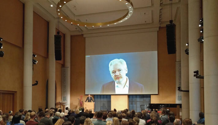 Holbergprisen fekk sterk kritikk frå aviskommentatorar etter at Julian Assange vart invitert til Holbergdebatten i Bergen i 2017. Holbergprisen fekk sterk kritikk frå aviskommentatorar etter at Julian Assange vart invitert til Holbergdebatten i Bergen i 2017.