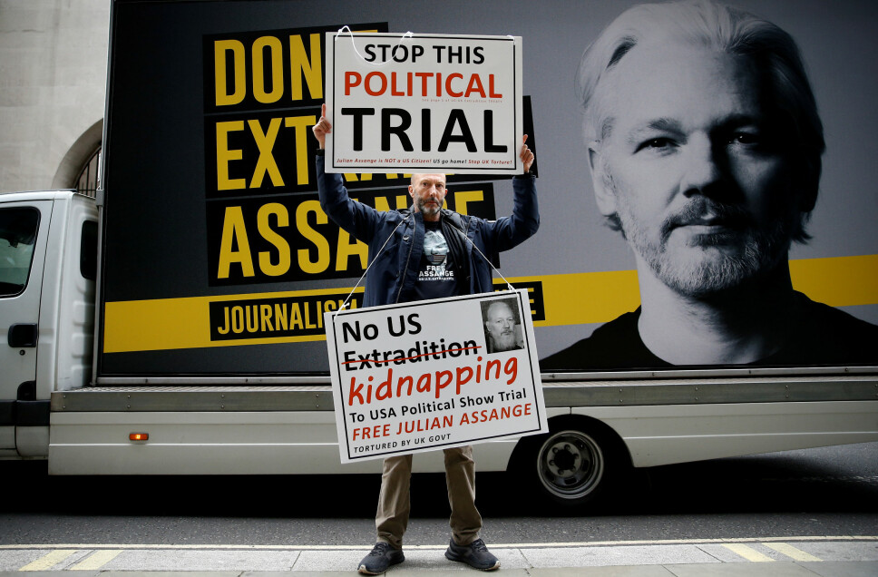 Ein demonstrant utanfor tinghuset i the Old Bailey i London der utleveringshøyringane mot Julian Assange begynte denne veka. Blir han utlevert til USA, kan han bli tiltalt for spionasje og risikerer ein dom på 175 års fengsel.