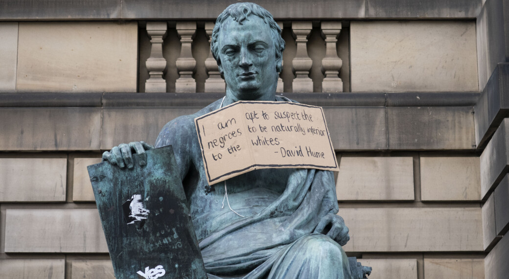 Filosofen David Hume fekk ei snakkeboble rundt halsen under Black Lives Matter-demonstrasjonar i Edinburgh i juni. No har aksjonistar ved Universitetet i Edinburgh fått universitetsleiinga med på å endre namnet på ei av bygningane sine, som er kalla opp etter Hume. Filosofen David Hume fekk ei snakkeboble rundt halsen under Black Lives Matter-demonstrasjonar i Edinburgh i juni. No har aksjonistar ved Universitetet i Edinburgh fått universitetsleiinga med på å endre namnet på ei av bygningane sine, som er kalla opp etter Hume.