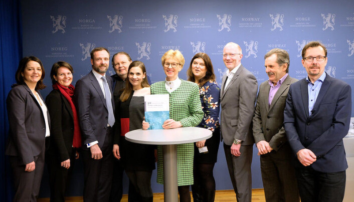 Utvalet som jobba med utgreiinga om varsling: Frå venstre Birthe Eriksen, Katrine Rygh Monsen, Tron Dalheim, Stig Berge Matthiesen, Cathrine Opstad Sunde, Anne Cathrine Frøstrup (utvalsleiar), Bente Stenberg-Nilsen, Arne Jensen, Jan Erik Skog og Henrik Dahle. Utvalet som jobba med utgreiinga om varsling: Frå venstre Birthe Eriksen, Katrine Rygh Monsen, Tron Dalheim, Stig Berge Matthiesen, Cathrine Opstad Sunde, Anne Cathrine Frøstrup (utvalsleiar), Bente Stenberg-Nilsen, Arne Jensen, Jan Erik Skog og Henrik Dahle.