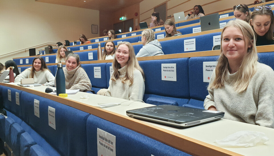 Bachelorstudenter i spesialpedagogikk ved Universitetet i Oslo har kun èn forelesning med fysisk oppmøte i uka. Fra høyre: Silje Sofie Løken, Dina Gros Martinsen, Maren Mohn og Karia Reinertsen.