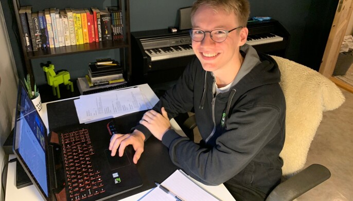 Jonas Puntervoll er fersk student og følger foreleseningene ved Universitetet i Bergen fra gutterommet hjemme på Askøy. Jonas Puntervoll er fersk student og følger foreleseningene ved Universitetet i Bergen fra gutterommet hjemme på Askøy.