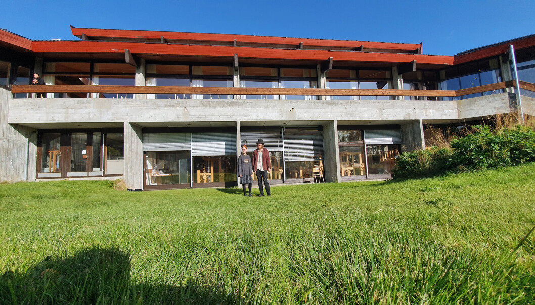 På Rauland i Vinje finner vi et av Norges minste studiesteder. Det er her flest studenter oppgir at dr er fornøyde med studentmiljøet. Dette bildet av studentene Astri Sofie Heen og Haavard Lund Sunde Løftingsbakken er fra 2020 da Khrono besøkte studiestedet. På Rauland i Vinje finner vi et av Norges minste studiesteder. Det er her flest studenter oppgir at dr er fornøyde med studentmiljøet. Dette bildet av studentene Astri Sofie Heen og Haavard Lund Sunde Løftingsbakken er fra 2020 da Khrono besøkte studiestedet.
