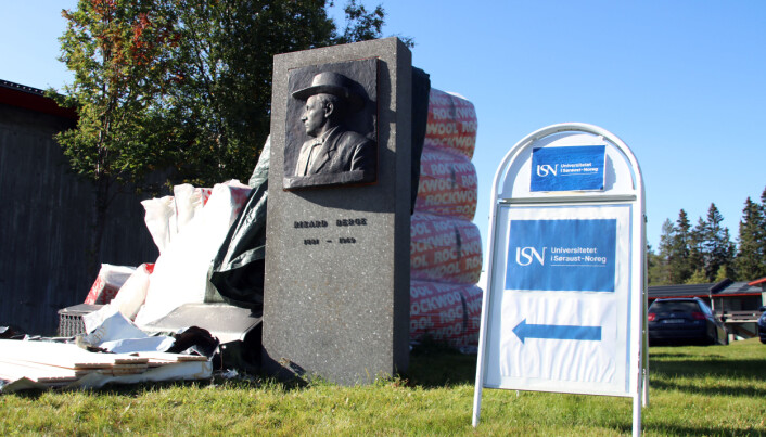 Velkommen til Universitetet i Søraust-Noreg, campus Rauland. Ved inngangen står statuen av den norske folkemusikaren og forskaren Rikard Berge (1981-1969), som var fødd og oppvaksen på Rauland. Velkommen til Universitetet i Søraust-Noreg, campus Rauland. Ved inngangen står statuen av den norske folkemusikaren og forskaren Rikard Berge (1981-1969), som var fødd og oppvaksen på Rauland.