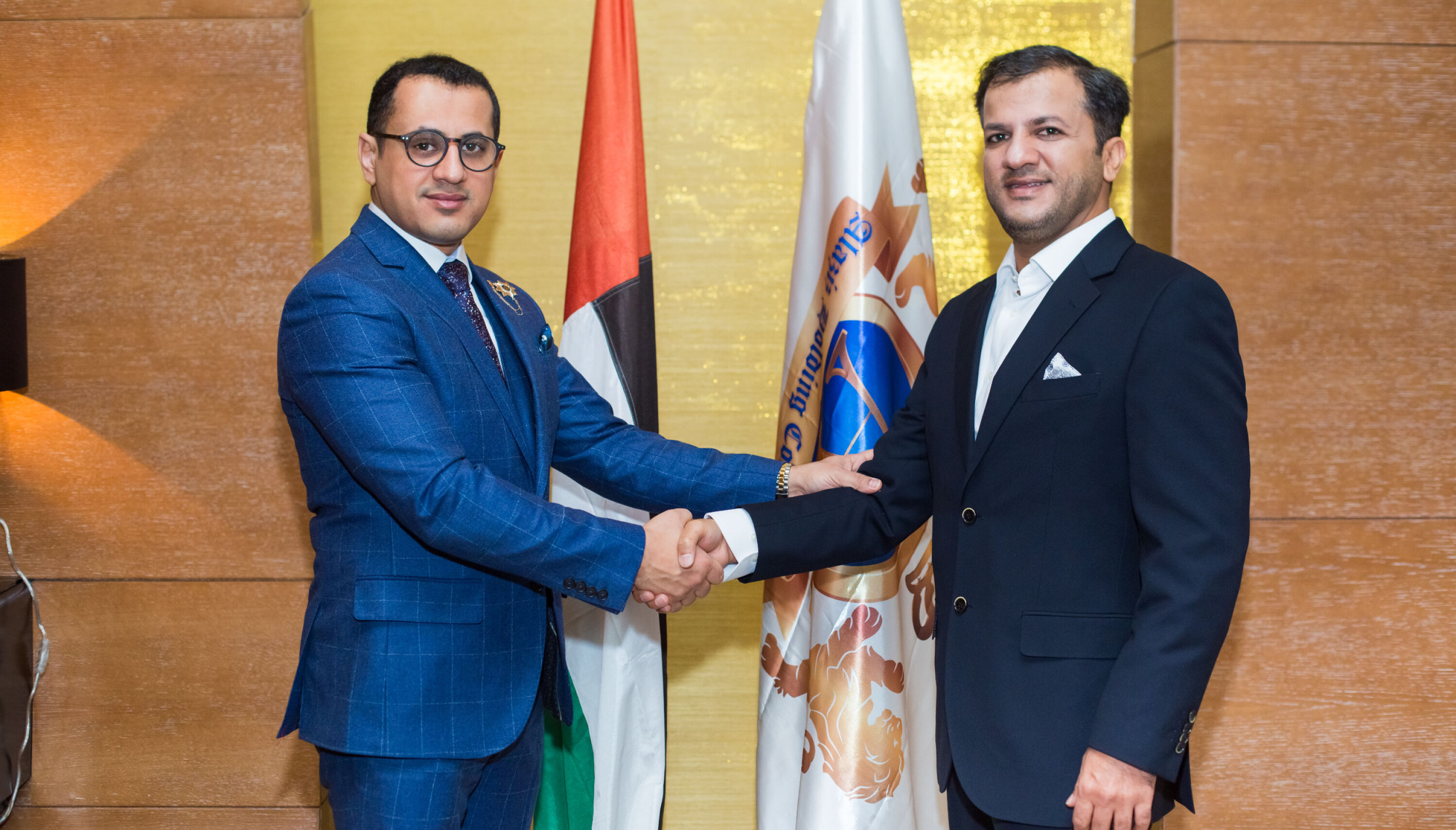 Talal Al Hammadi (til høyre) har flere grader fra instituttet han selv oppgir å eie deler av — og som ble opprettet av Azab Alaziz-Alhashemi. Her fra et arrangement flere av Alaziz-Alhashemis organisasjoner skal ha holdt i Baku i Aserbajdsjan. Talal Al Hammadi (til høyre) har flere grader fra instituttet han selv oppgir å eie deler av — og som ble opprettet av Azab Alaziz-Alhashemi. Her fra et arrangement flere av Alaziz-Alhashemis organisasjoner skal ha holdt i Baku i Aserbajdsjan.