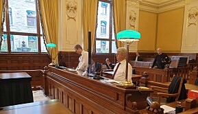 Advokat ved Regjeringsadvokatens kontor, Stein-Erik Jahr Dahl og Roya Sabetrasekhs advokat Sverre Lilleng møttes i Høyesterett. Advokat ved Regjeringsadvokatens kontor, Stein-Erik Jahr Dahl og Roya Sabetrasekhs advokat Sverre Lilleng møttes i Høyesterett.