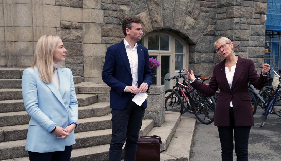 Mange rektorer skulle nok ønske de var like heldige som rektor ved NTNU Anne Borg (t.h.), som får 11,6 mrd kroner til nytt campus ved skolen i årets statsbudsjett. De andre rektorene ønsker seg i hovedsak penger til forskning og studietilbud. Men rektor Curt Rice ved Oslo Met synes 500 millioner kunne kommet godt med til deres prosjekt Campus Romerike. Svarene får de i statsbudsjettet i neste uke fra blant annet forsknings-og høyere utdanningsminister Henrik Asheim . Til venstre stortingsrepresentant Mari Holm Lønseth (H). Mange rektorer skulle nok ønske de var like heldige som rektor ved NTNU Anne Borg (t.h.), som får 11,6 mrd kroner til nytt campus ved skolen i årets statsbudsjett. De andre rektorene ønsker seg i hovedsak penger til forskning og studietilbud. Men rektor Curt Rice ved Oslo Met synes 500 millioner kunne kommet godt med til deres prosjekt Campus Romerike. Svarene får de i statsbudsjettet i neste uke fra blant annet forsknings-og høyere utdanningsminister Henrik Asheim . Til venstre stortingsrepresentant Mari Holm Lønseth (H).
