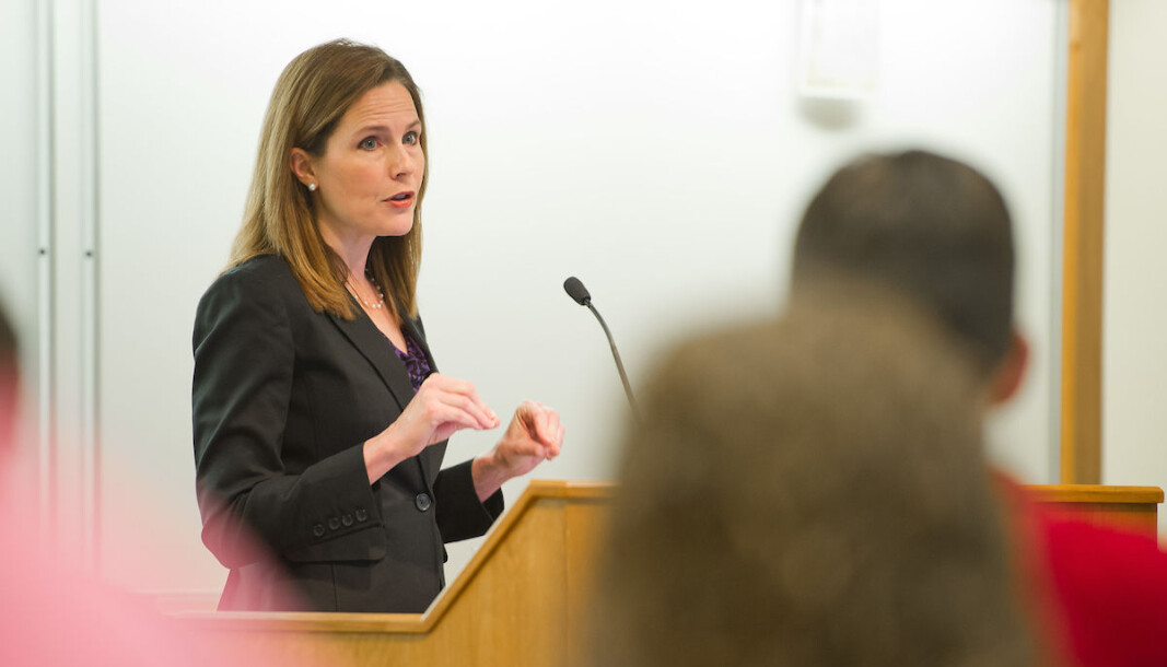 Amy Coney Barrett gikk ut fra Notre Dame Law School i 1997. Senere ble hun hentet tilbake og jobbet 15 år som jusprofessor ved det katolske universitetet. Amy Coney Barrett gikk ut fra Notre Dame Law School i 1997. Senere ble hun hentet tilbake og jobbet 15 år som jusprofessor ved det katolske universitetet.