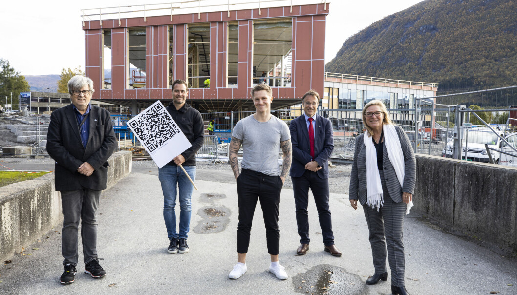 Ei hybridløysing, kalla rektor Johann Roppen den delvis digitale markeringa. Her utanfor det nye bygget saman med Reidulf Botn frå Avdeling for mediefag, Jens Kristian Hersløv (prosjektleiar Statsbygg), studentrepresentant Simen Jester Langeland og mediedekan Kate Kartveit. Ei hybridløysing, kalla rektor Johann Roppen den delvis digitale markeringa. Her utanfor det nye bygget saman med Reidulf Botn frå Avdeling for mediefag, Jens Kristian Hersløv (prosjektleiar Statsbygg), studentrepresentant Simen Jester Langeland og mediedekan Kate Kartveit.