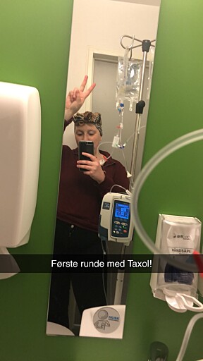 Emelie dokumenterer behandlingen, for sin egen del. Emelie dokumenterer behandlingen, for sin egen del.