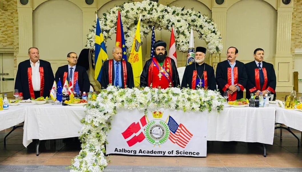 Slik så det ut da Benjamin Atas (i midten) biskop i en ortodoks kirke i Sverige, mottok sin professortittel fra danske Aalborg Academy of Science. Til venstre for Atas og med blå skjrote og slips, står akademiets president Talal Al-Nadawy. Slik så det ut da Benjamin Atas (i midten) biskop i en ortodoks kirke i Sverige, mottok sin professortittel fra danske Aalborg Academy of Science. Til venstre for Atas og med blå skjrote og slips, står akademiets president Talal Al-Nadawy.