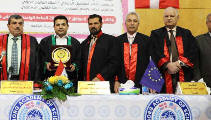 Tidligere innenriksminister Qasim al-Araji (med grønn jakkekant) mottar et master-diplom fra Aalborg Academy of Science - i Irak. Tidligere innenriksminister Qasim al-Araji (med grønn jakkekant) mottar et master-diplom fra Aalborg Academy of Science - i Irak.