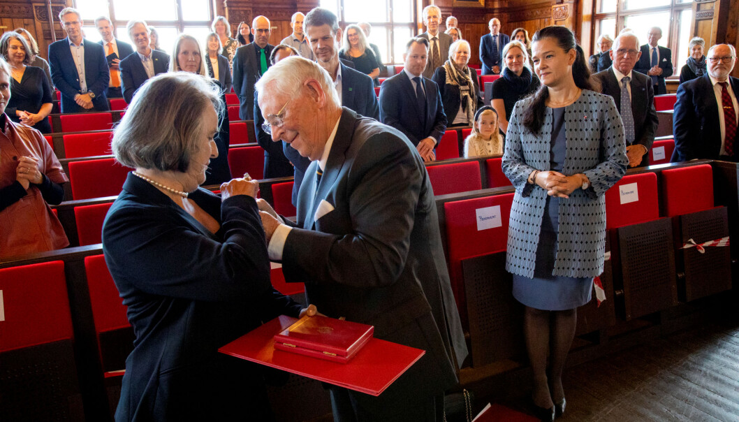 Professor emerita Brit Salbu er utnevnt til Ridder 1. klasse av Den Kongelige Norske St. Olavs Orden. Her får hun medaljen overrekt av sin ektemann Christoffer Aasland. Til høyre kanselier Mette Tverli fra Slottet. Professor emerita Brit Salbu er utnevnt til Ridder 1. klasse av Den Kongelige Norske St. Olavs Orden. Her får hun medaljen overrekt av sin ektemann Christoffer Aasland. Til høyre kanselier Mette Tverli fra Slottet.