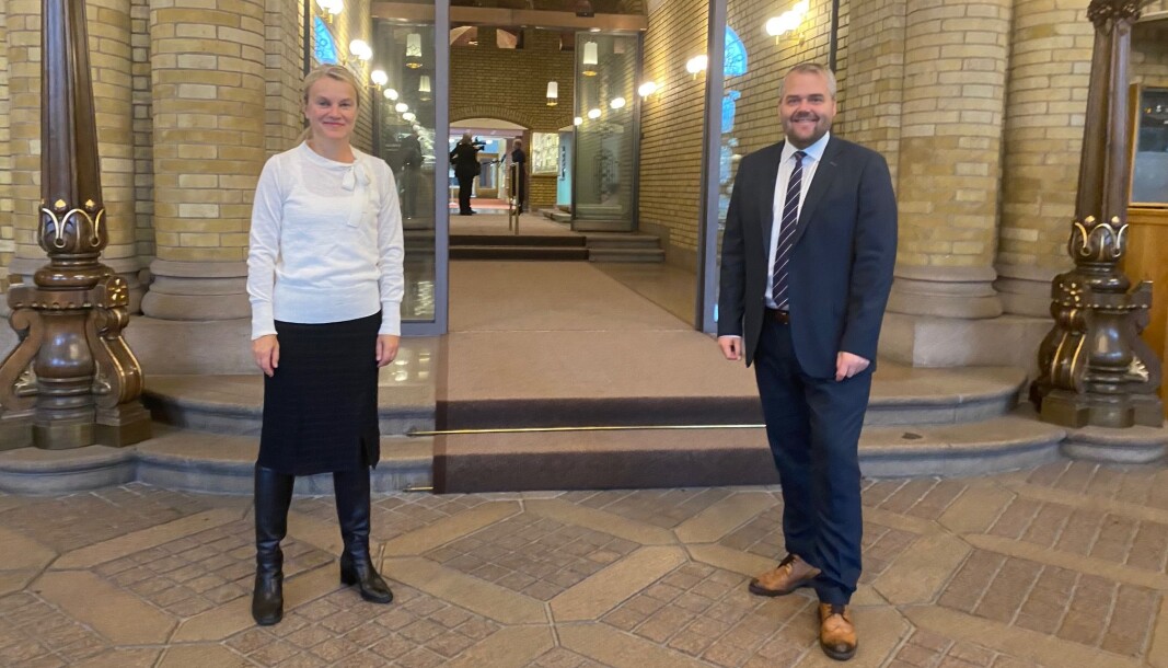 Nina Sandberg (Ap) og Roy Steffensen (Frp) på Stortinget under budsjettframleggingen. Deres partier åpner for en koronapause i effektiviserings-kuttene Nina Sandberg (Ap) og Roy Steffensen (Frp) på Stortinget under budsjettframleggingen. Deres partier åpner for en koronapause i effektiviserings-kuttene