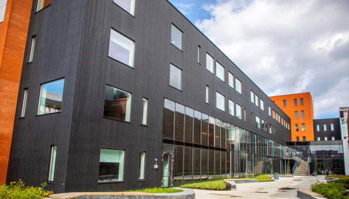 MH2-bygget på campus i Tromsø sto ferdig i 2018, unntatt lokalene til Avdeling for komparativ medisin, som ennå ikke er ferdige. MH2-bygget på campus i Tromsø sto ferdig i 2018, unntatt lokalene til Avdeling for komparativ medisin, som ennå ikke er ferdige.