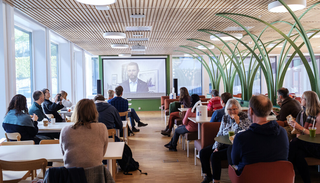 Med helseministeren på storskjerm kunne tilsette endeleg markera opninga av det siste byggetrinnet av Alrek helseklynge. Med helseministeren på storskjerm kunne tilsette endeleg markera opninga av det siste byggetrinnet av Alrek helseklynge.