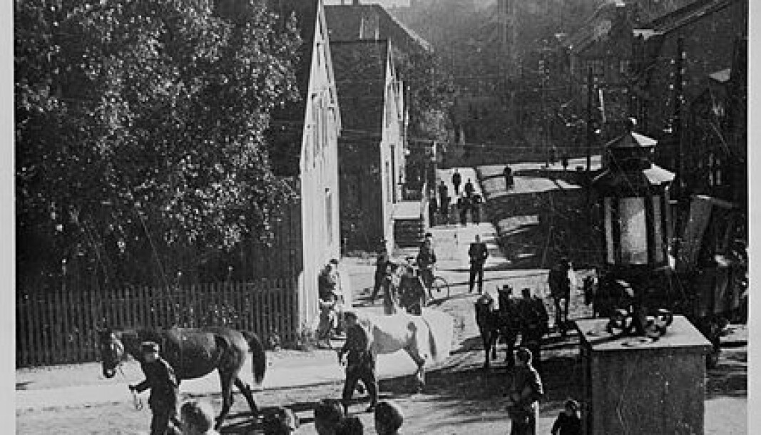 76 år gamle Ørnulf W. Andresen var selv en liten gutt da freden kom i 1945. Nå har han forsket på Nasjonal Samlings kommuneprosjekt. Bildet er fra Tromsø i 1944, en av byene Andresen har sett nærmere på. 76 år gamle Ørnulf W. Andresen var selv en liten gutt da freden kom i 1945. Nå har han forsket på Nasjonal Samlings kommuneprosjekt. Bildet er fra Tromsø i 1944, en av byene Andresen har sett nærmere på.