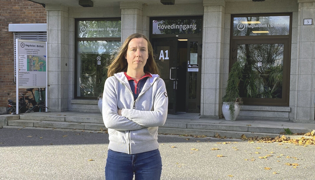 Kristin Annabella Kristiansen er bekymret for tomme campuser – her foran hovedinngangen ved Høgskolen i Østfold. Kristin Annabella Kristiansen er bekymret for tomme campuser – her foran hovedinngangen ved Høgskolen i Østfold.