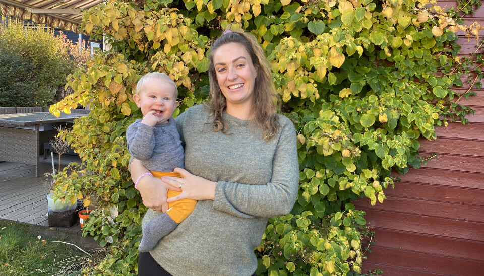 Vilde Foss-Furuheim med sønnen Tobias (snart 10 måneder) på armen og en baby til på vei. Hun trodde det ville la seg gjøre å kombinere yrkeslivet og familielivet, men sier at det alltid innebar en risiko. At det skulle bli så vanskelig som det har blitt, trodde hun ikke.