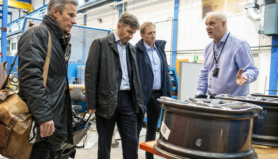 Magnus Langseth (til høyre) er professor og direktør ved SFI Casa, Institutt for konstruksjonsteknikk ved NTNU. Her guider han en delegasjon fra Hydro rundt i krasj-laboratoriet på Gløshaugen.
