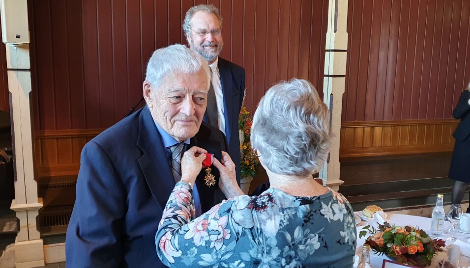 Svein Nordbotten får St. Olavs Orden festet på jakkeslaget .