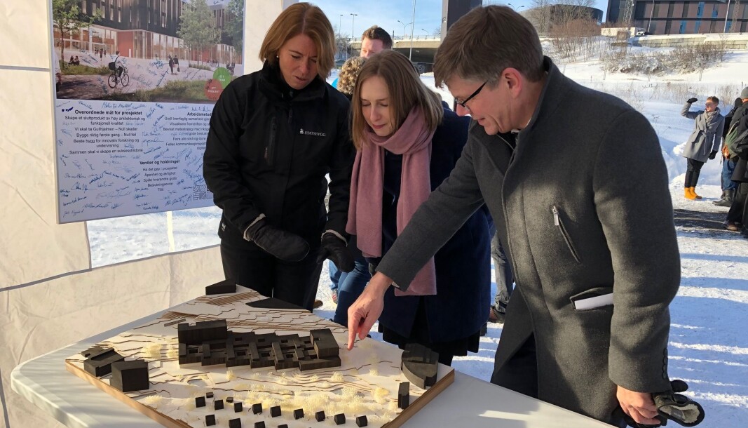 Rektor Svein Stølen viser daværende forsknings og høyere utdanningsminister Iselin Nybø en modell av det nye Livsvitenskapsbygget slik det er planlagt. T.v: Synnøve Lyssand Sandberg i Statsbygg. Rektor Svein Stølen viser daværende forsknings og høyere utdanningsminister Iselin Nybø en modell av det nye Livsvitenskapsbygget slik det er planlagt. T.v: Synnøve Lyssand Sandberg i Statsbygg.