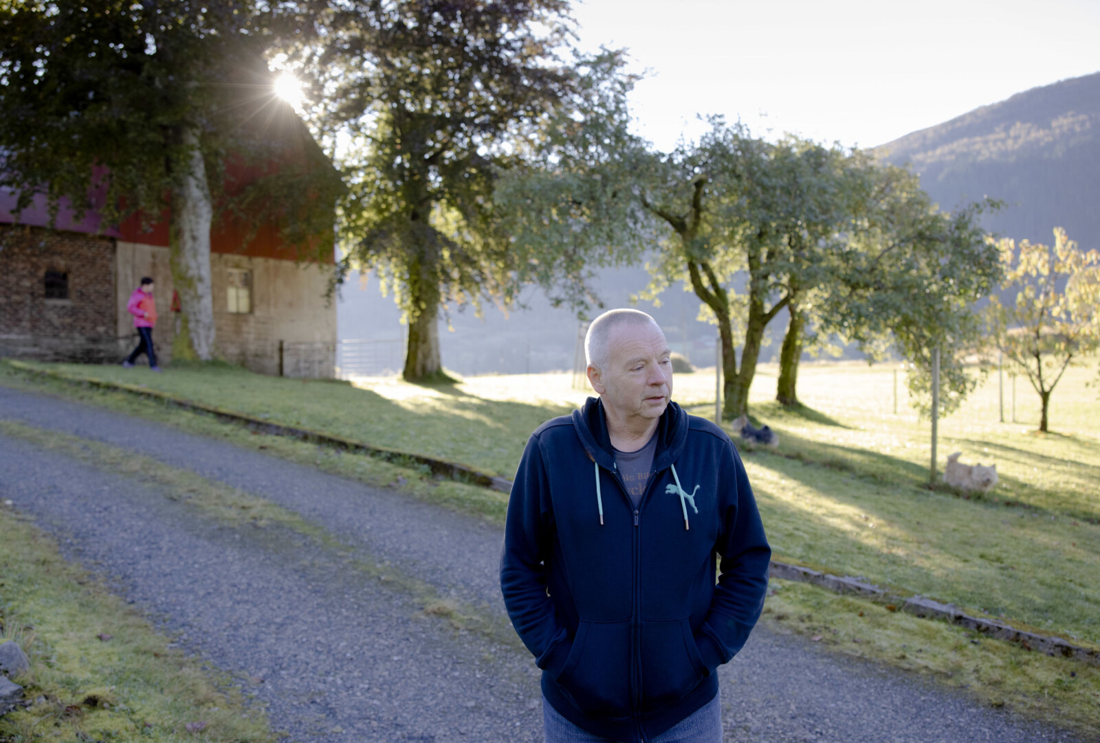 På morsgarden, ein naturskjøn flekk på planeten, bur Olav Martin Kvalheim og kona Tarja. Professoren frå Kjemisk institutt, der konsentrasjonen av «klimafornektarar» er høg, voks opp i byen, snakkar kav bergensk, men likar seg best på bygda På morsgarden, ein naturskjøn flekk på planeten, bur Olav Martin Kvalheim og kona Tarja. Professoren frå Kjemisk institutt, der konsentrasjonen av «klimafornektarar» er høg, voks opp i byen, snakkar kav bergensk, men likar seg best på bygda
