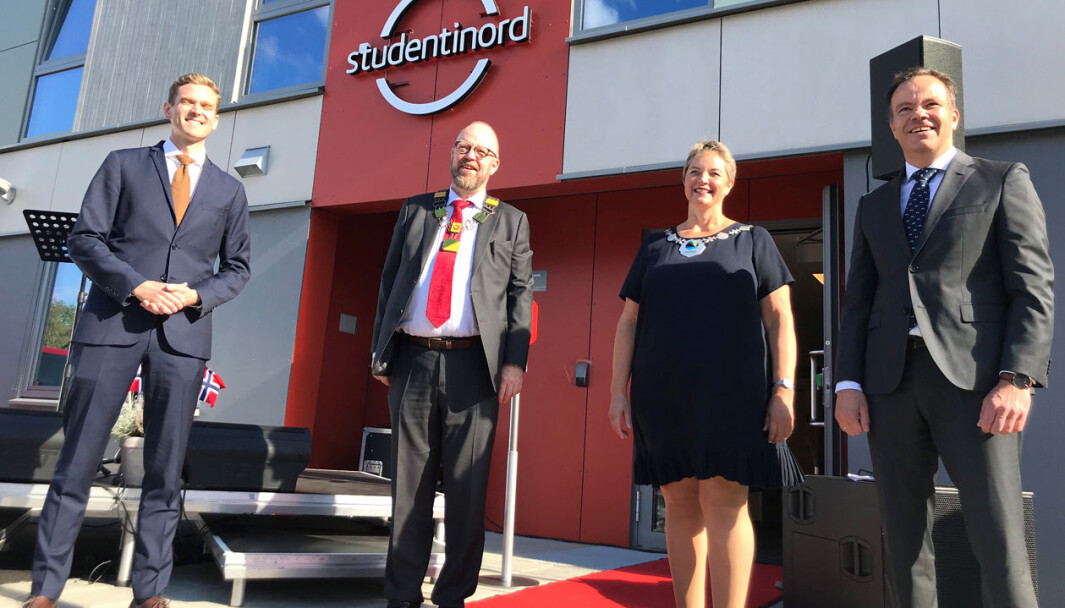 Studiestart 2020 var ikke som andre studiestarter. Her rektor Hanne Solheim Hansen (nummer to fra høyre), sammen med: Kristian Brunsvik Olsen (direktør Studentinord) Geir Waage (ordfører i Rana kommune) og Tomas Norvoll (fylkesråd i Nordland). Studiestart 2020 var ikke som andre studiestarter. Her rektor Hanne Solheim Hansen (nummer to fra høyre), sammen med: Kristian Brunsvik Olsen (direktør Studentinord) Geir Waage (ordfører i Rana kommune) og Tomas Norvoll (fylkesråd i Nordland).