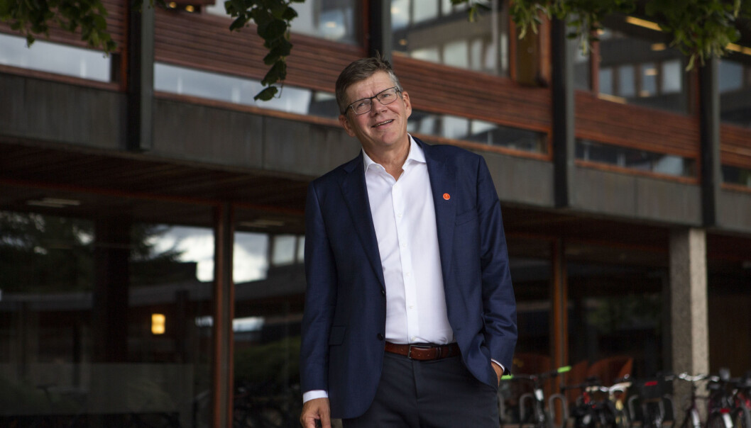 Rektor ved Universitetet i Oslo, Svein Stølen, er både styreleder i universitetsstyret og styremedlem ved Oslo universitetssykehus. Det byr på problemer i behandlingen av saker om de nye sykehusene, mener ansattrepresentanter ved sykehuset. Rektor ved Universitetet i Oslo, Svein Stølen, er både styreleder i universitetsstyret og styremedlem ved Oslo universitetssykehus. Det byr på problemer i behandlingen av saker om de nye sykehusene, mener ansattrepresentanter ved sykehuset.