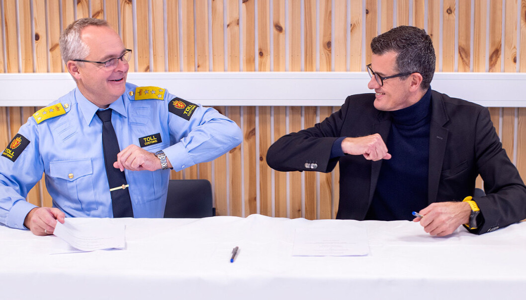 Fredag undertegnet tolldirektøren, Øystein Børmer (t.v.) og UiS-rektor Klaus Mohn en samarbeidsavtale om ny tollutdanning. Fredag undertegnet tolldirektøren, Øystein Børmer (t.v.) og UiS-rektor Klaus Mohn en samarbeidsavtale om ny tollutdanning.