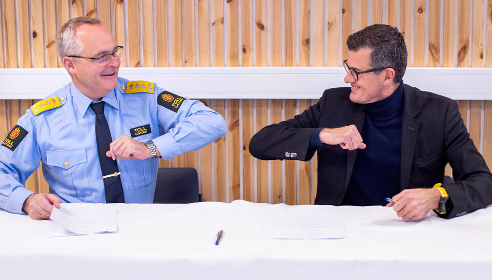 Fredag undertegnet tolldirektøren, Øystein Børmer (t.v.) og UiS-rektor Klaus Mohn en samarbeidsavtale om ny tollutdanning.