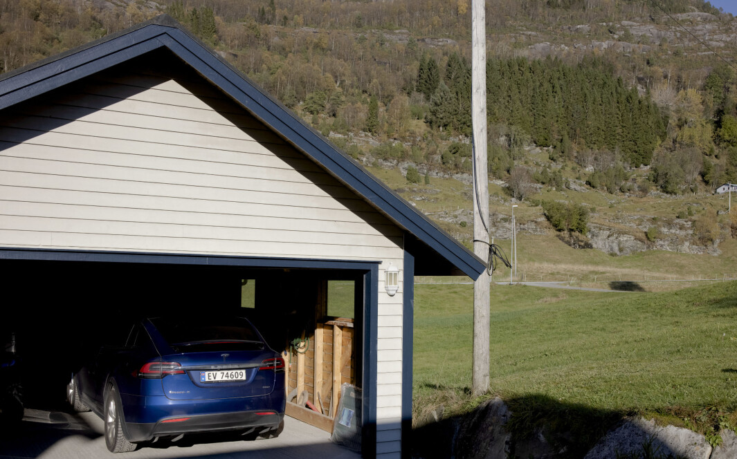 Også folk som ikkje trur menneskeleg aktivitet gjer noko særleg frå eller til for klimautviklinga køyrer elektrisk. Olav Martin Kvalheim pendlar komfortabelt til professorstillinga i byen. Også folk som ikkje trur menneskeleg aktivitet gjer noko særleg frå eller til for klimautviklinga køyrer elektrisk. Olav Martin Kvalheim pendlar komfortabelt til professorstillinga i byen.