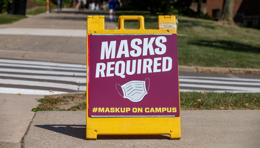 Et skilt ved Bloomsburg University minner folk om å bruke munnbind på campus. Pandemien har slått hardt inn i amerikanske universiteter. Et skilt ved Bloomsburg University minner folk om å bruke munnbind på campus. Pandemien har slått hardt inn i amerikanske universiteter.
