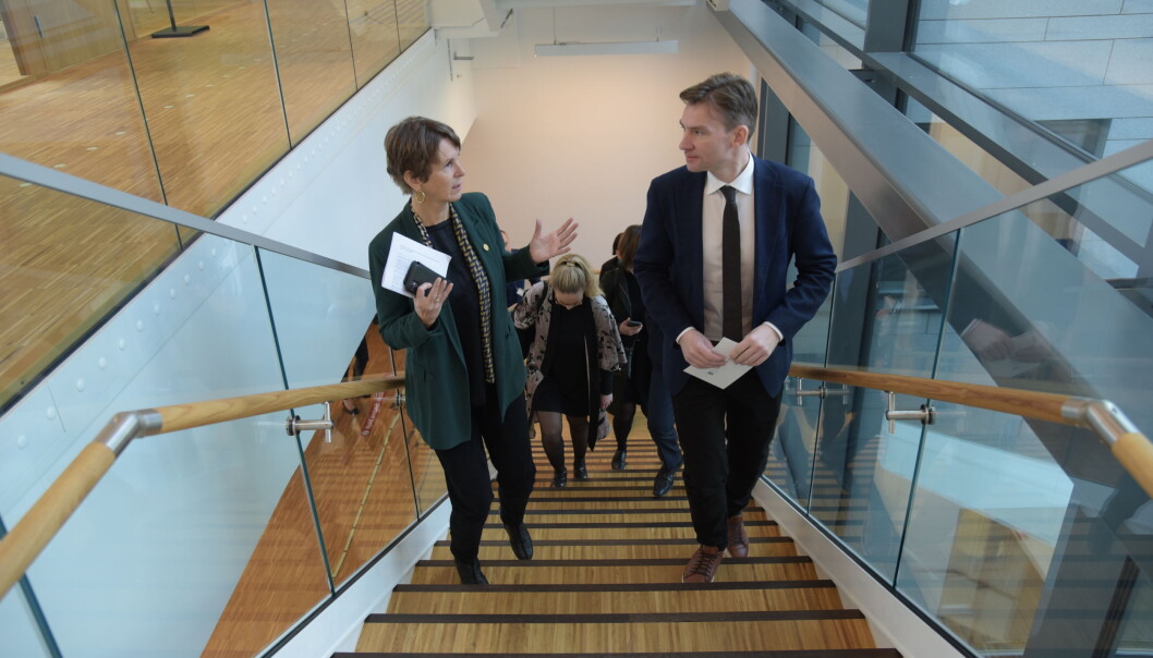 Forsknings- og høyere utdanningsminister Henrik Asheim fikk også omvisning i Alrek helseklynge da pandemisenteret ble åpnet. Her sammen med professor Guri Rørtveit, leder ved Institutt for global helse og samfunnsmedisin ved Universitetet i Bergen. Forsknings- og høyere utdanningsminister Henrik Asheim fikk også omvisning i Alrek helseklynge da pandemisenteret ble åpnet. Her sammen med professor Guri Rørtveit, leder ved Institutt for global helse og samfunnsmedisin ved Universitetet i Bergen.