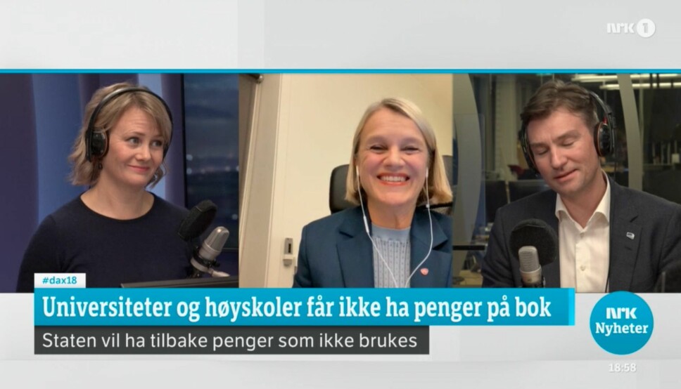 Universiteter- og høgskolers ubrukte midler ble debattert i NRKs Dagsnytt 18 onsdag. Sigrid Sollund var programleder (t.v.), med Nina Sandberg (Ap) og forsknings- og høyere utdanningsminister Henrik Asheim (H) i studio.