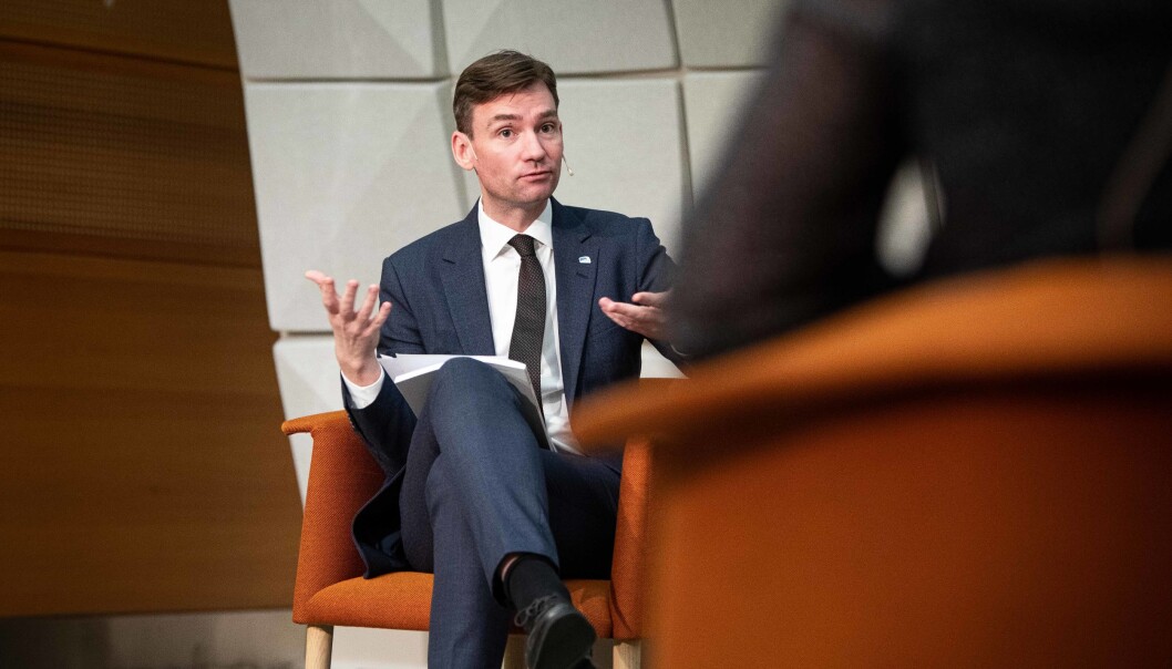 Statsråd Henrik Asheim gir ikke noe klart svar på når ting kan endres. Statsråd Henrik Asheim gir ikke noe klart svar på når ting kan endres.