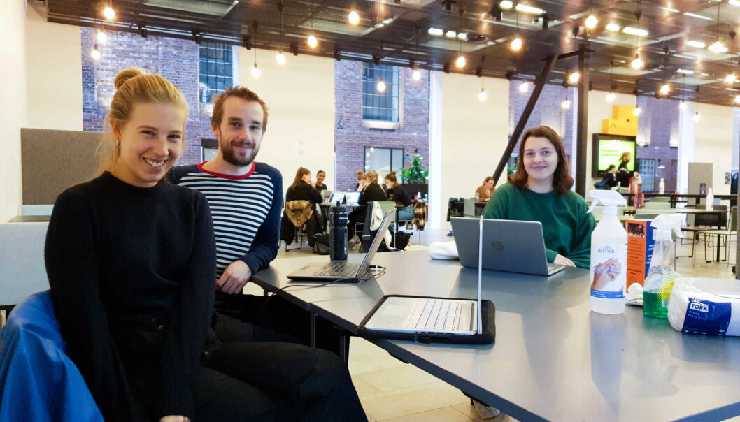 Johanne Haneberg (fra v.), Kristian Watvedt og Cecilie Mosfjeld er studenter ved OsloMet. Haneberg innrømmer at det er vanskelig å være student for tiden. Johanne Haneberg (fra v.), Kristian Watvedt og Cecilie Mosfjeld er studenter ved OsloMet. Haneberg innrømmer at det er vanskelig å være student for tiden.