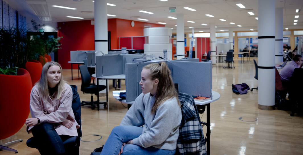 Koronalivet er til å holde ut, mener politistudentene Kristina Ødegaard (til venstre) og Andrea Kristiansen Nøtnes. Også studentene må ta del i dugnaden og vise ansvar, mener de. Koronalivet er til å holde ut, mener politistudentene Kristina Ødegaard (til venstre) og Andrea Kristiansen Nøtnes. Også studentene må ta del i dugnaden og vise ansvar, mener de.