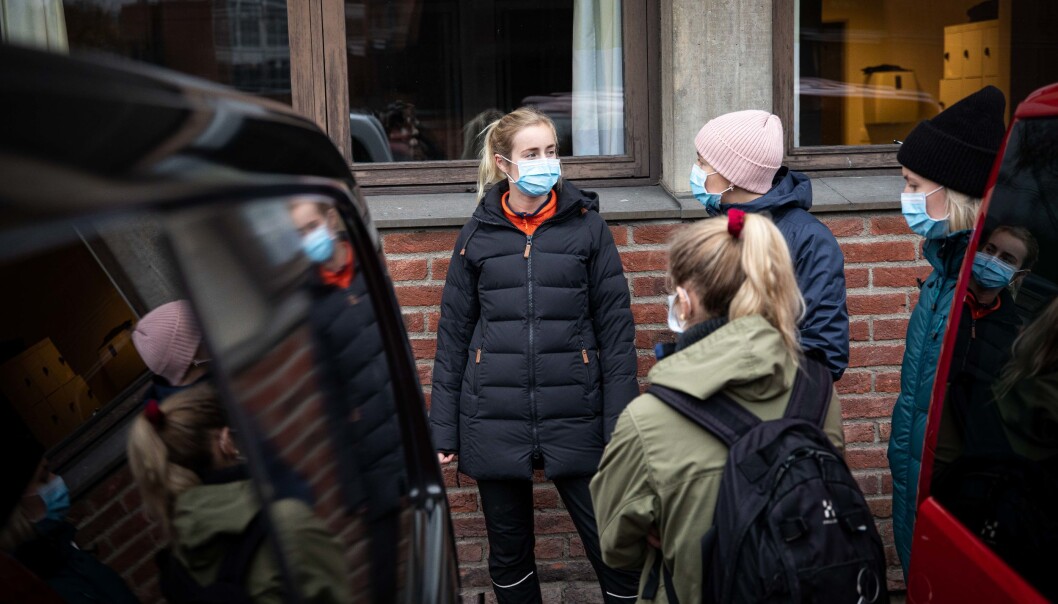 De fleste studentene er hjemmebasrte for tiden, men disse studentene på femte året som er på vei til eksursjon, forteller at de har endt opp med å være litt likegyldige til hele flytteprosessen. De av oss som fortsatt bor i Oslo håper jo bare vi kan fullføre her, sier femteårs-studentene. De fleste studentene er hjemmebasrte for tiden, men disse studentene på femte året som er på vei til eksursjon, forteller at de har endt opp med å være litt likegyldige til hele flytteprosessen. De av oss som fortsatt bor i Oslo håper jo bare vi kan fullføre her, sier femteårs-studentene.
