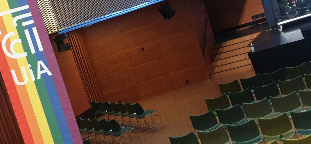 Å plassere regnbueflagget, som signaliserer mangfold, i et lokale mange forbinder med intoleranse kan kanskje sees på som et lite plaster på såret. Det kan også sees på som et kraftig symbol på hva universitetet står for, skriver rektor Sunniva Whittaker. Å plassere regnbueflagget, som signaliserer mangfold, i et lokale mange forbinder med intoleranse kan kanskje sees på som et lite plaster på såret. Det kan også sees på som et kraftig symbol på hva universitetet står for, skriver rektor Sunniva Whittaker.