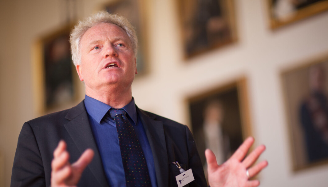 Eg ville ikkje brukt min professortittel og uttalt meg om sjukepleiarutdanninga i Ålesund eller Gjøvik for eksempel, seier professor og NTNU-direktør Johan E. Hustad. Eg ville ikkje brukt min professortittel og uttalt meg om sjukepleiarutdanninga i Ålesund eller Gjøvik for eksempel, seier professor og NTNU-direktør Johan E. Hustad.